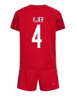 Otroški Nogometna dresi replika Danska Simon Kjaer #4 Domači SP 2022 Kratek rokav (+ hlače)